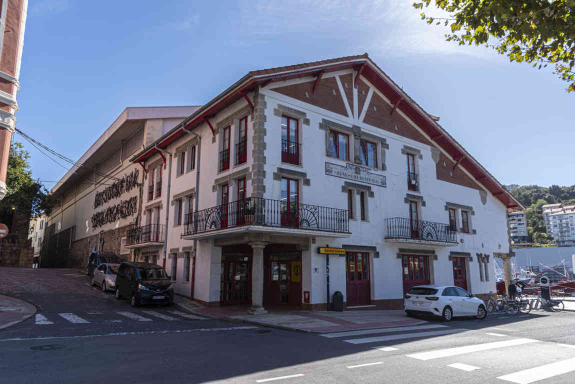 Vizcaya - Bermeo 34 - biblioteca municipal de Bermeo.jpg